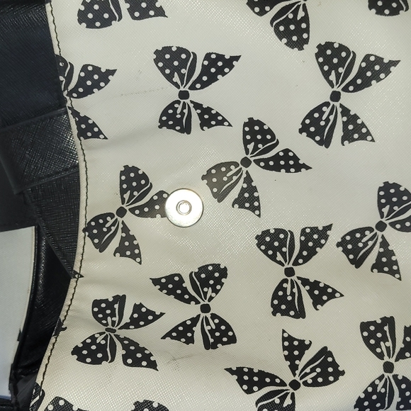 Off white & Black magnetic bow closure bag - Picture 7 of 8